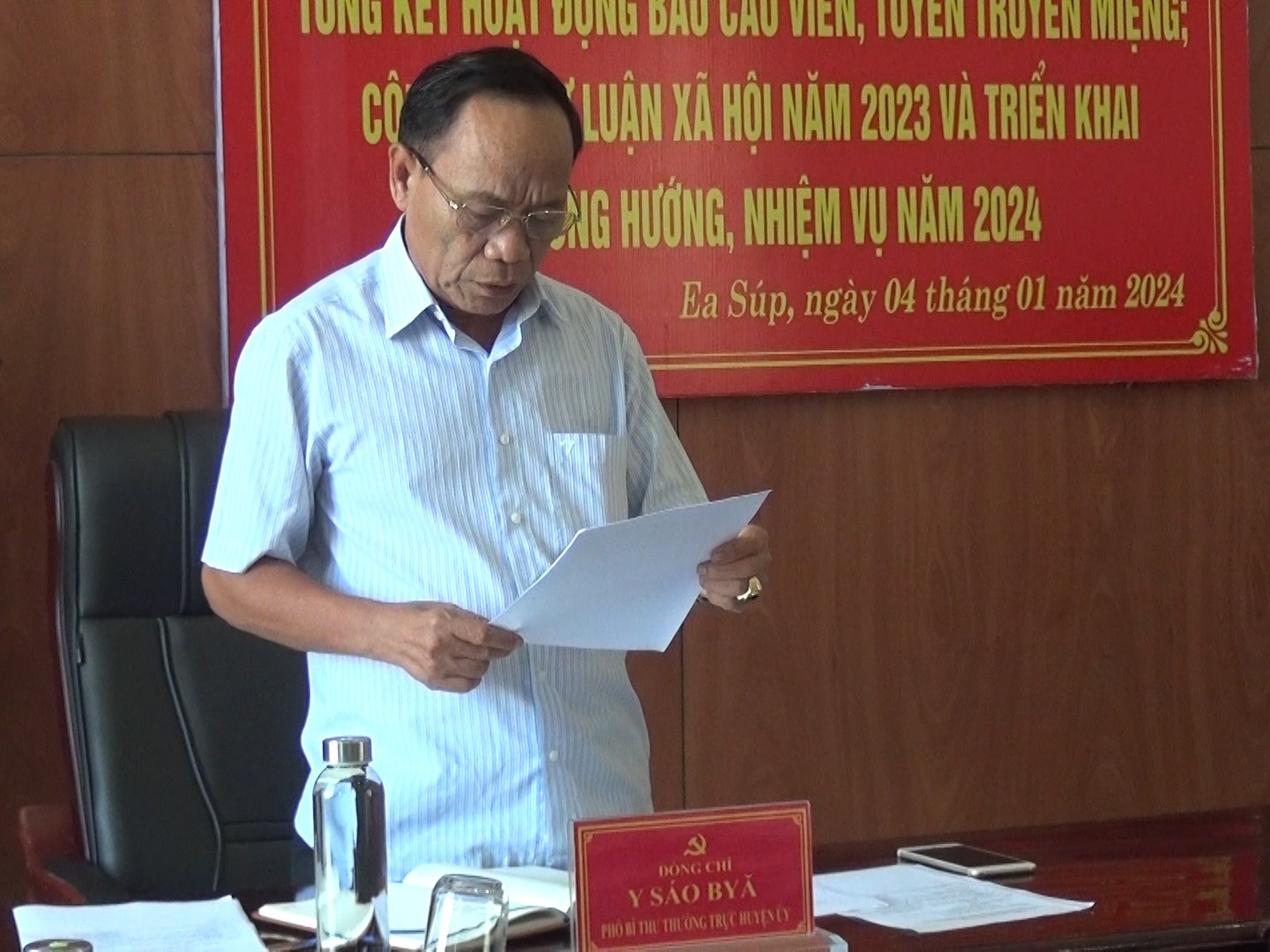đồng chí Y Sáo Bỹa Phó Bí thư Thường trực  Huyện ủy quán triệt nội dung hội nghị